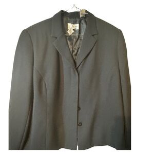 Classic Black Blazer with Structured Shoulders